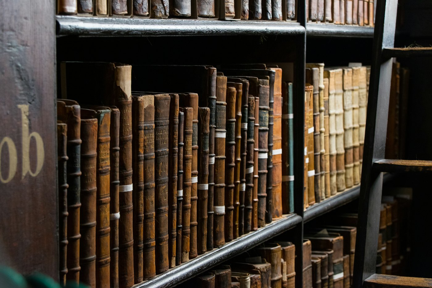 رفوف كتب قانونية في مكتبة